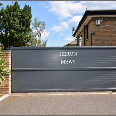 Modern And Cozy 2-Guest Flat With Gated Parking Apartment Kingston upon Thames  Exterior photo