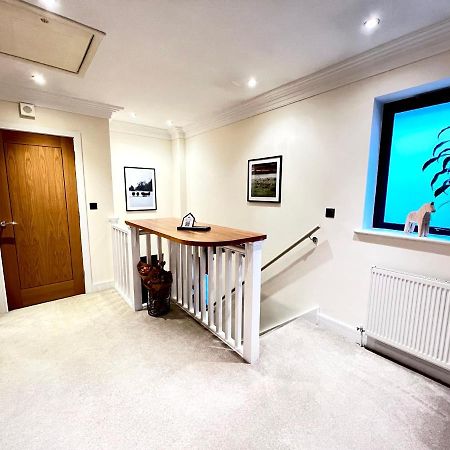 Modern And Cozy 2-Guest Flat With Gated Parking Apartment Kingston upon Thames  Exterior photo