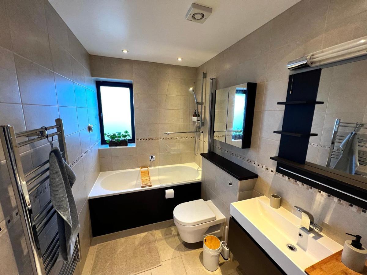 Modern And Cozy 2-Guest Flat With Gated Parking Apartment Kingston upon Thames  Exterior photo