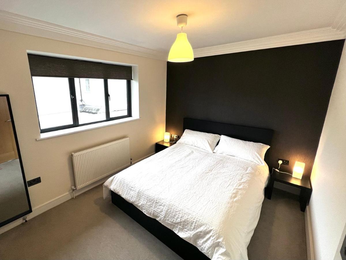 Modern And Cozy 2-Guest Flat With Gated Parking Apartment Kingston upon Thames  Exterior photo